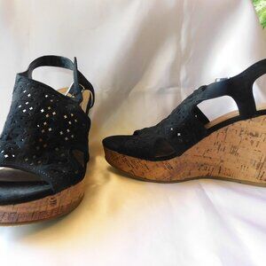 SO Brand Women’s Black Wedge Buckle Sandals Size 8.50 NEW